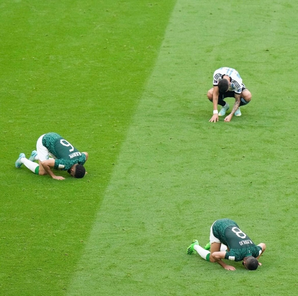 Incredible photo of the World Cup 
Saudi Arabia's players pray while Argentina touch the ground in despair