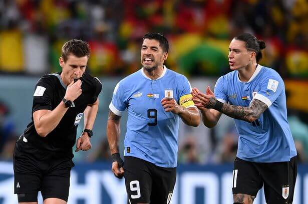 Suarez and Nunez protest the referee's call against Ghana