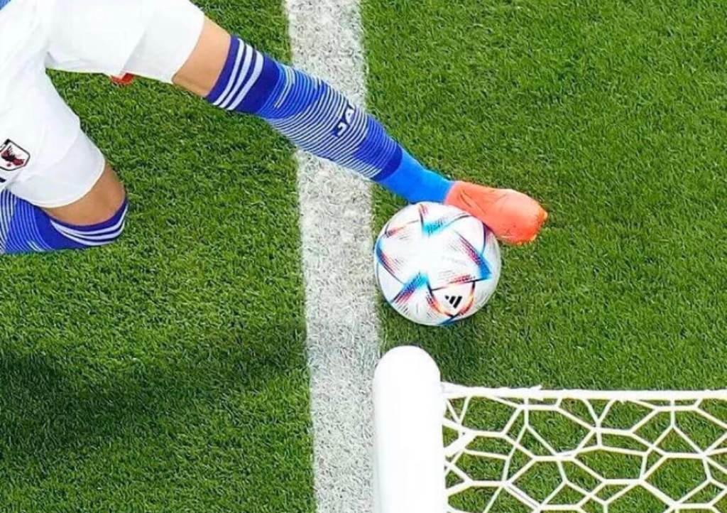 Mitoma keeps the ball in
Was Japan's ball out?
VAR