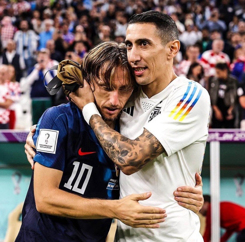 Di Maria consoles Modric after Croatia's 3-0 loss to Argentina in the World Cup semi-finals.